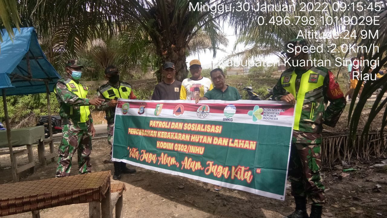 Babinsa Koramil 06/Cerenti Dim 0302/Inhu Bersama Warga Laksanakan Sosialisasi Dan Patroli Karlahut Diwilayah Binaan Desa Koto Inuman Kecamatan Inuman Kabupaten Kuansing