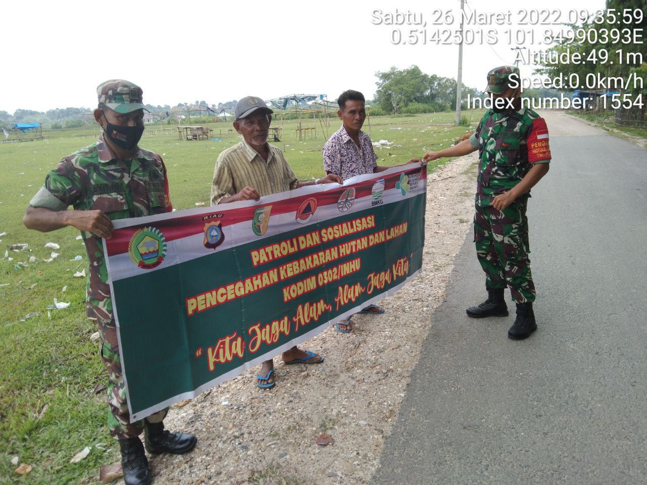 Babinsa Koramil 06/Cerenti Kodim 0302/Inhu, Sertu Efison Bersama Anggota Lainnya Laksanakan Patroli Untuk Cegah Kebakaran Hutan Dan Lahan di Desa Ketaping Jaya Kecamatan Inuman Kabupaten Kuansing