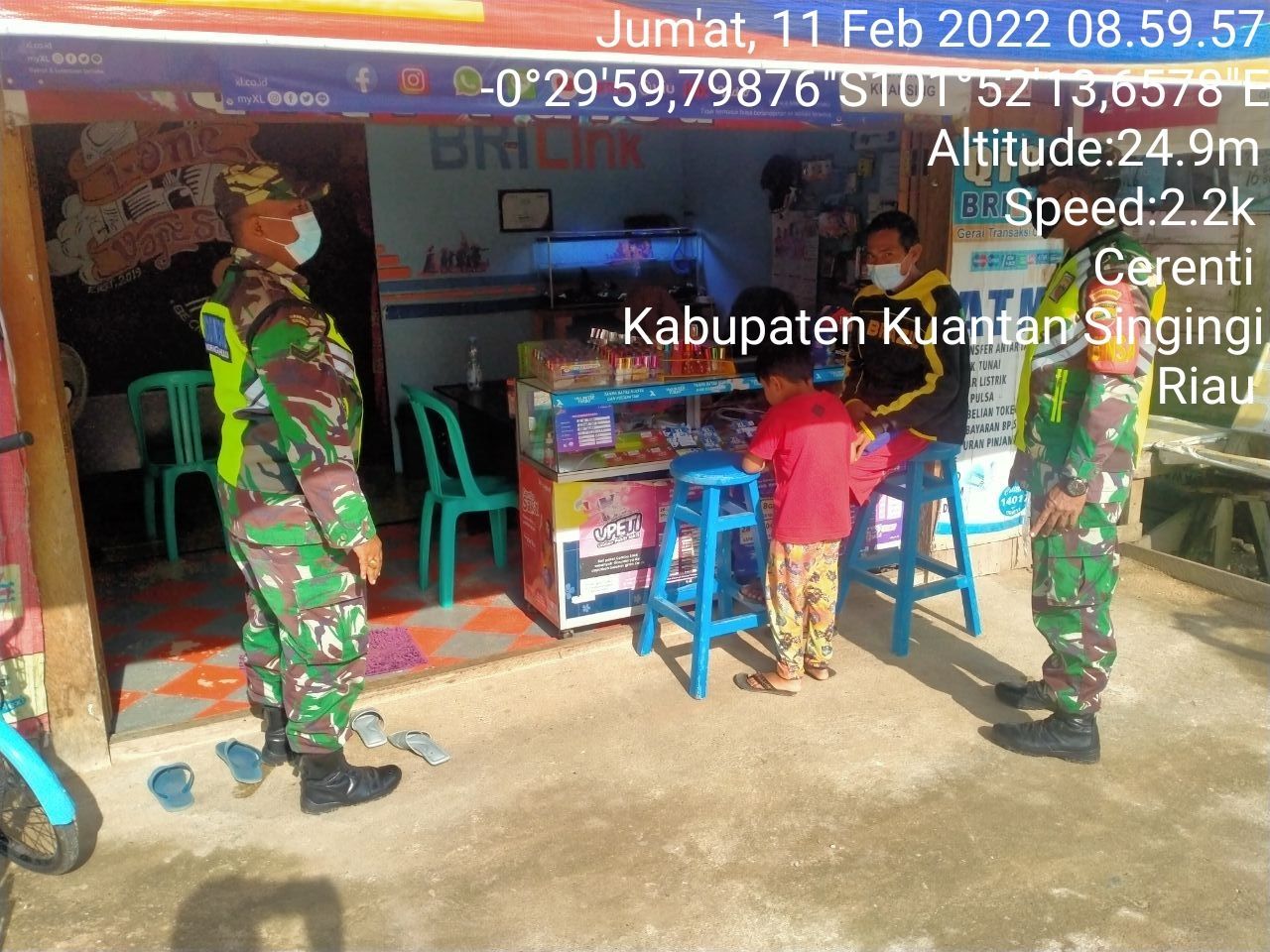 Babinsa Koramil 06/Cerenti Dim 0302/Inhu Berikan Sosialisasi Serta Himbauan Kepada Warga Agar Patuhi Prokes Covid-19 di Salah Satu BRI Link di Cerenti