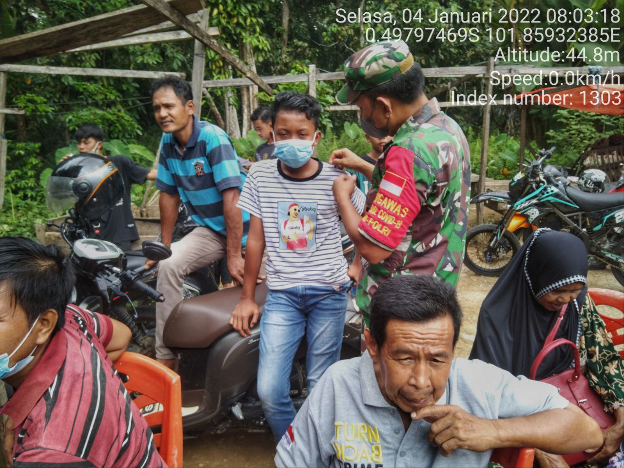 Babinsa Koramil 06/ Cerenti Kodim 0302/Inhu Bagikan Masker Warga di Pulau Panjang Hilir