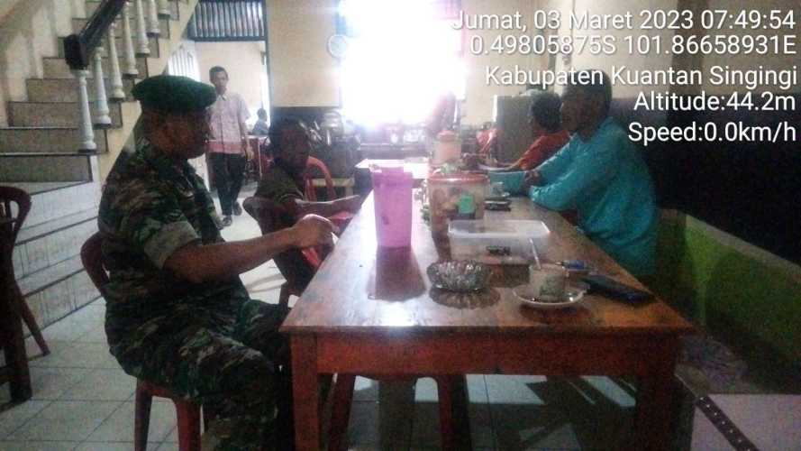 Babinsa Koramil 06/Cerenti Kodim 0302/Inhu Komsos Dengan Warga Binaan Memberikan Pengertian Tentang Pentingnya Menjaga Keamanan Lingkungan di Desa Kampung Baru Koto Kecamatan Inuman 