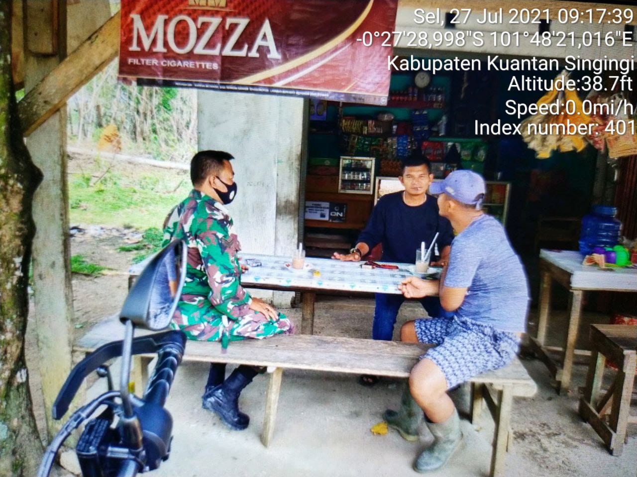 Babinsa Koramil 06/Cerenti Kodim 0302/Inhu Melaksanakan Komsos Dengan Warga Binaan Desa Lebuh Lurus Kecamatan Inuman Kabupaten Kuantan Singingi