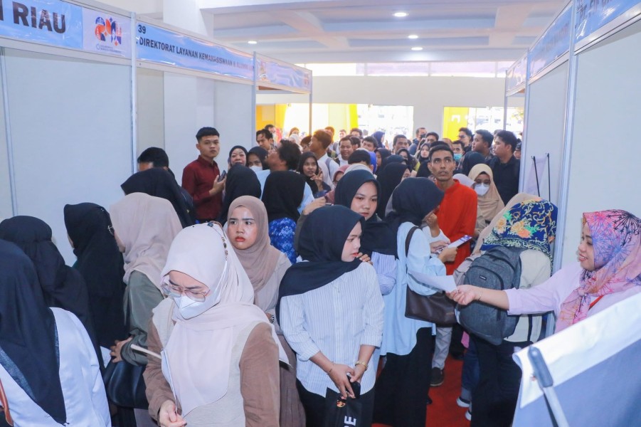 Ribuan Pencari Kerja Serbu Pekanbaru Job Fair 2025