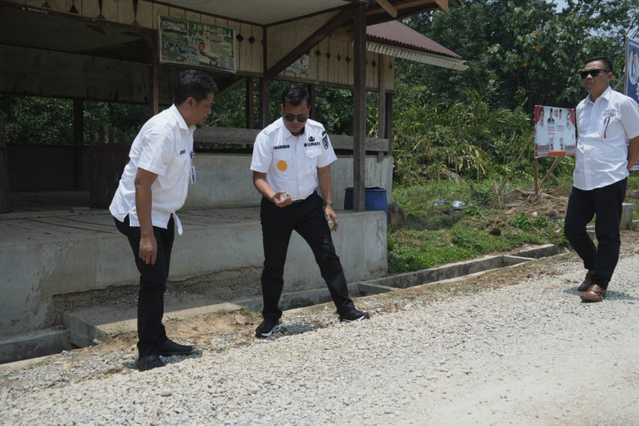 Tinjau Progres Pembangunan Jalan Sepanjang 17 KM  Warga Sikijang Sebut Bupati Pahlawan