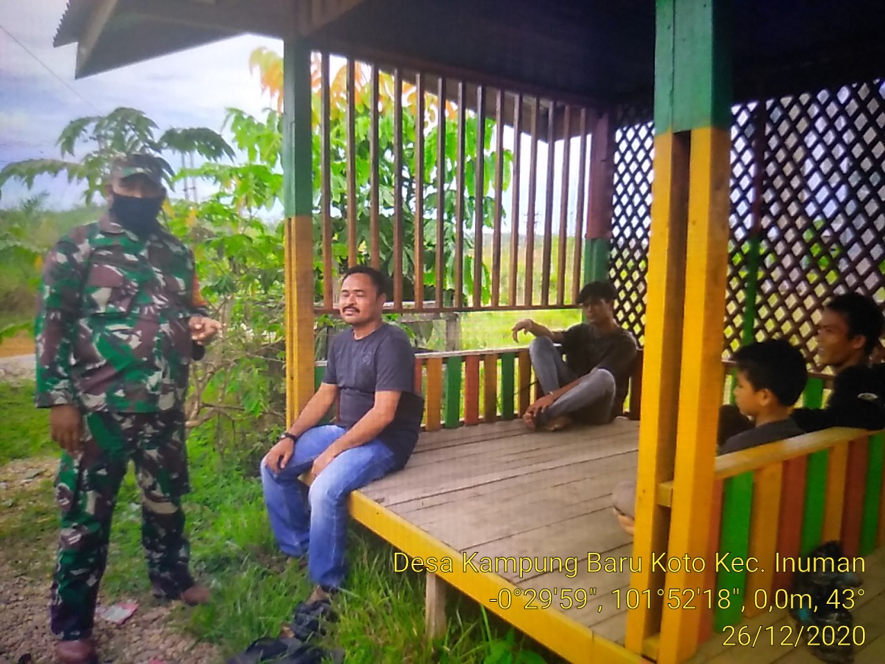 Babinsa Koramil 06/Cerenti Dim 0302/Inhu Menghimbau Warga Wajib Pakai Masker