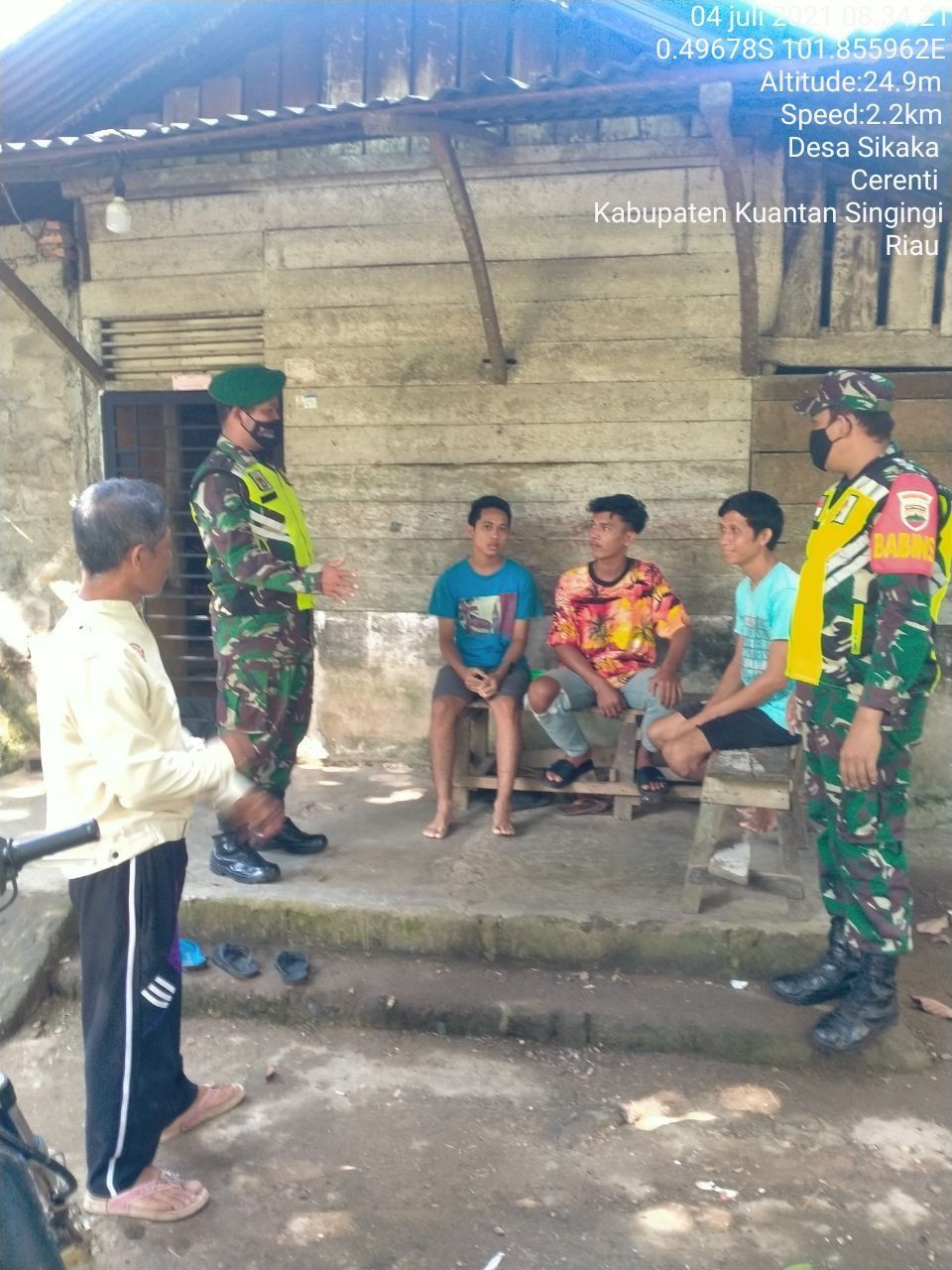 Babinsa Koramil 06/ Cerenti Kodim 0302/Inhu Menghimbau Masyarakat Akan Pentingnya Penegakan Protokol Kesehatan Desa Sikakak Kecamatan Cerenti