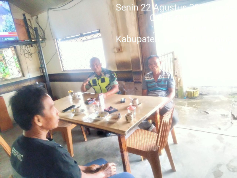 Di Desa Tanjung Medan Kecamatan Cerenti Kabupaten Kuansing, Serda Juanda Babinsa Koramil 06/Cerenti Kodim 0302/Inhu Komsos Dengan Warga