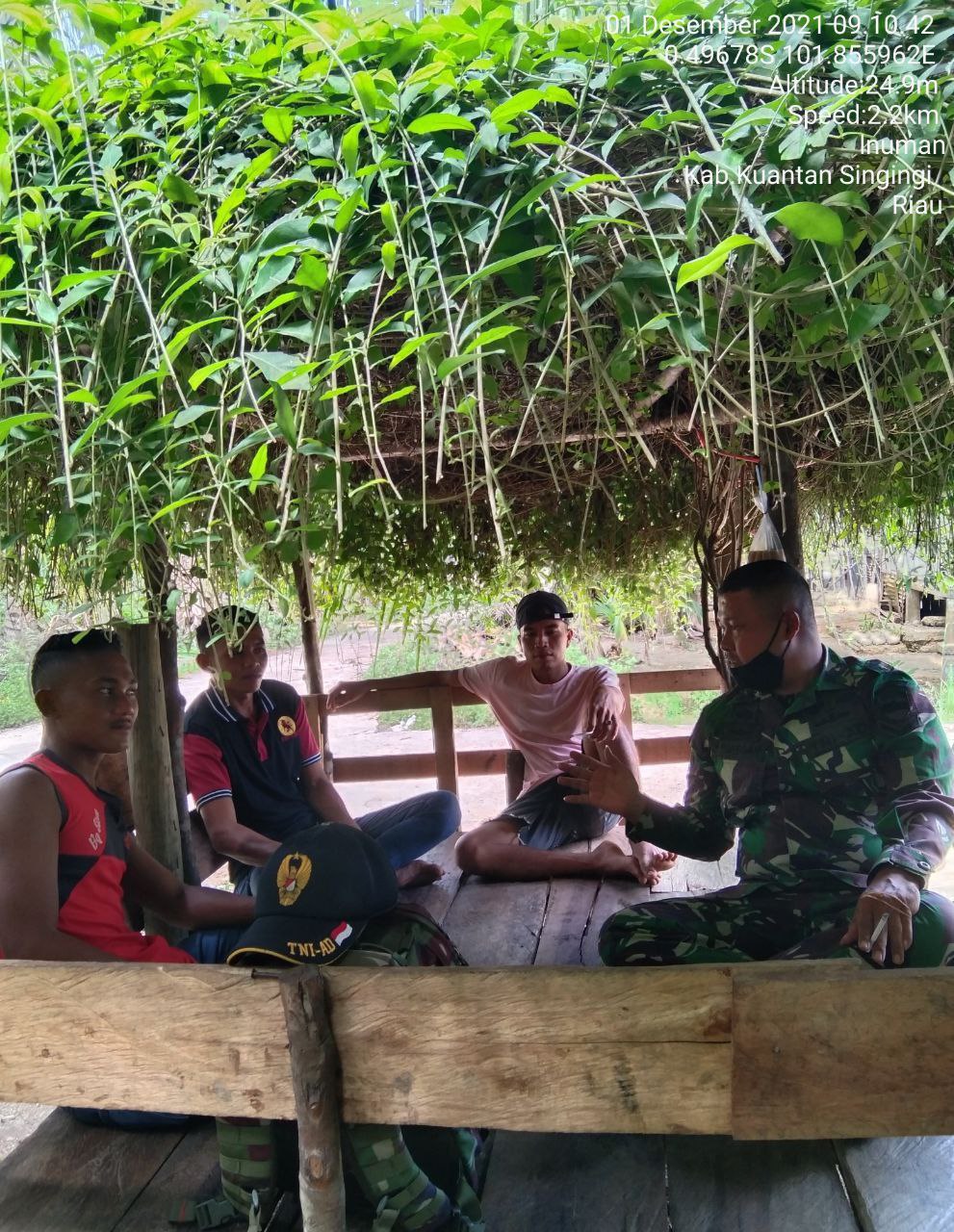 Babinsa Koramil 06/Cerenti  Kodim 0302/Inhu, Serda Dumen Siregar Laksanakan Komsos Bersama Warga Binaanya