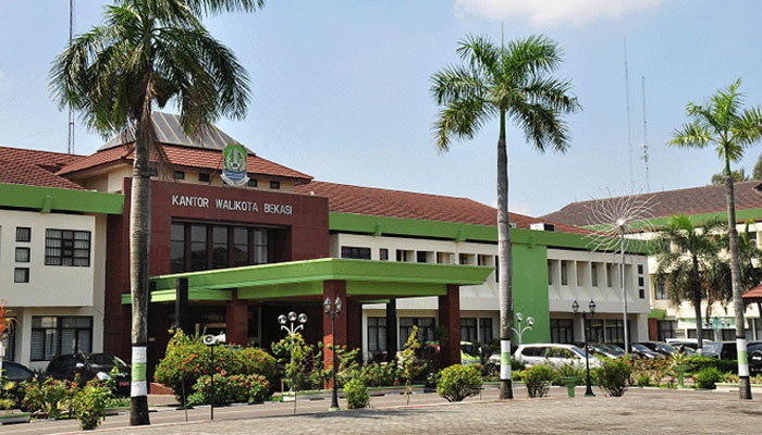 Antisipasi Pegawai Telat, Satpol PP Lumuri Pagar dengan Oli