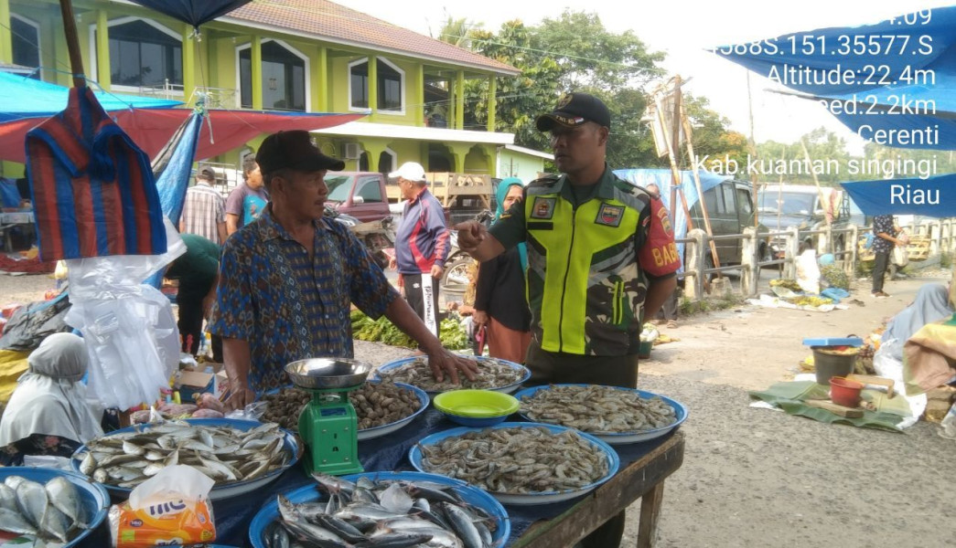Serda Dumen Siregar Babinsa Koramil 06/Cerenti Kodim 0302/Inhu Pantau Perkembangan Harga Kebutuhan Pokok