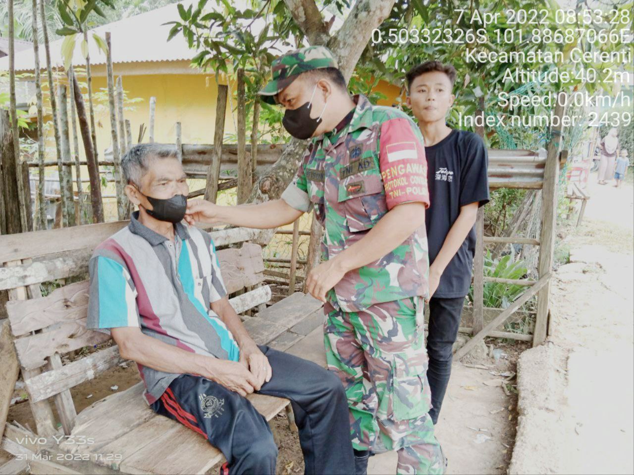 Peduli Terhadap Kesehatan Warganya, Babinsa Koramil 06/ Cerenti  Kodim 0302/Inhu Bagikan Masker  Kepada Warga