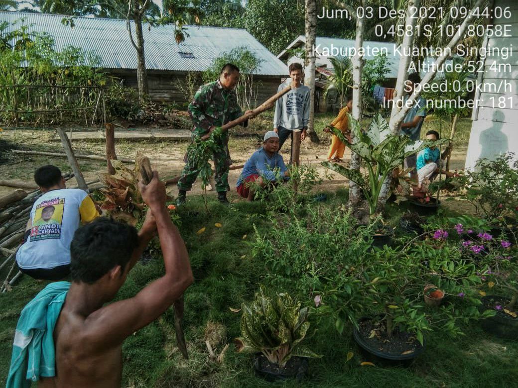 Babinsa Koramil 06/Cerenti Kodim 0302/ Inhu Babinsa Menolong Masyarakat Membuat Pagar Rumah