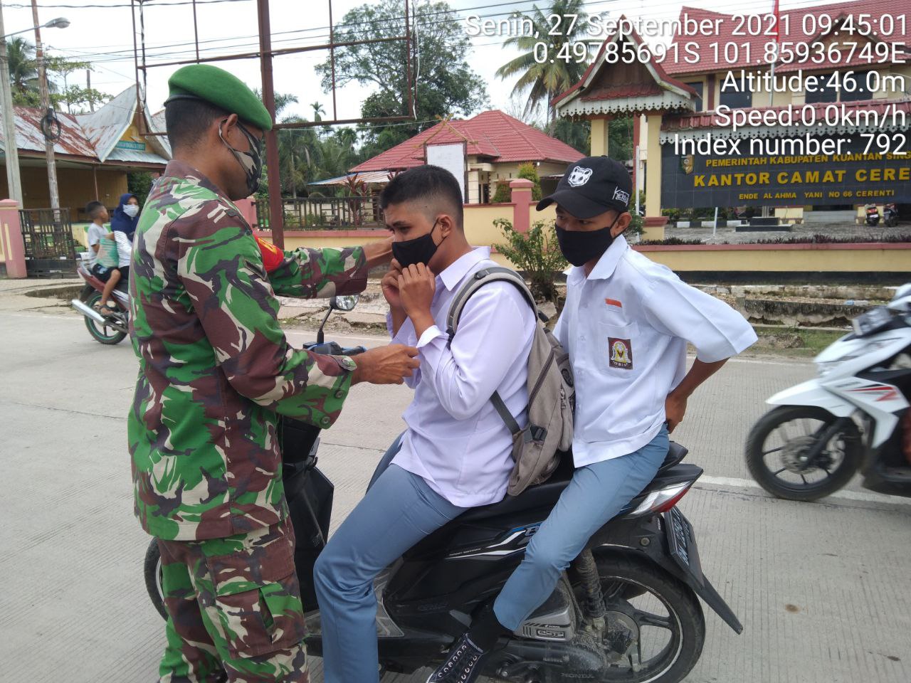 Putus Mata Rantai Penyebaran Covid-19, Babinsa Koramil 06/ Cerenti Kodim 0302/ Inhu Bagikan Masker Gratis Kepada Pelajar SMU 1 Cerenti