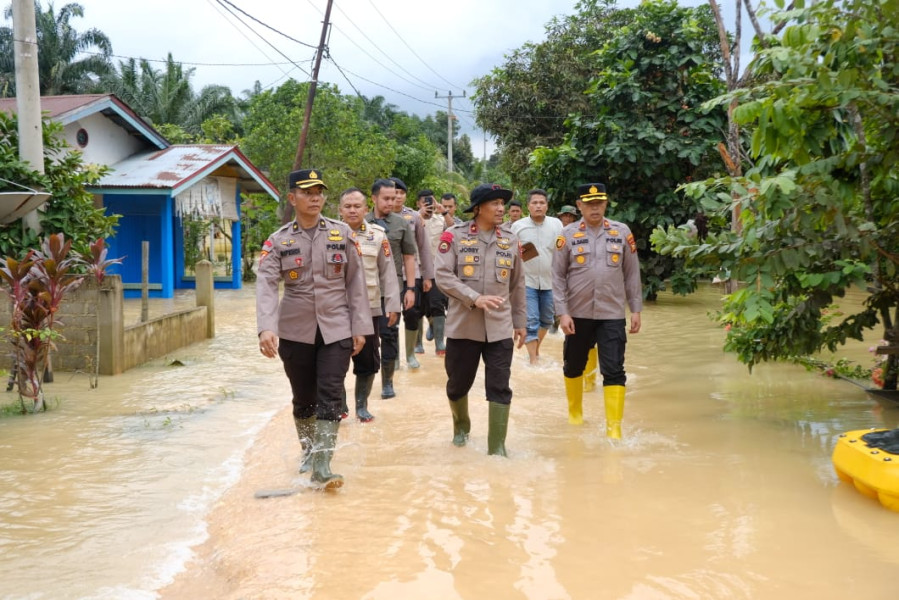 Wakapolda Riau Tinjau Tiga Desa Terdampak Banjir di Kampar dan Salurkan Bantuan Sosial