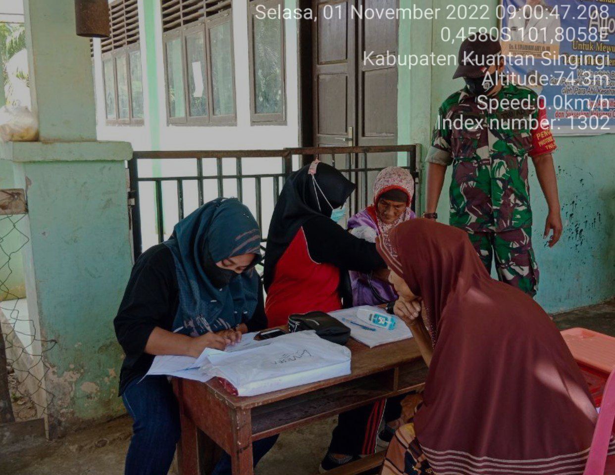Wujudkan Kampung Pancasila Sertu Heriyus Saputra Babinsa Koramil 06 /Cerenti Kodim 0302/ Inhu Komsos Dengan Warga