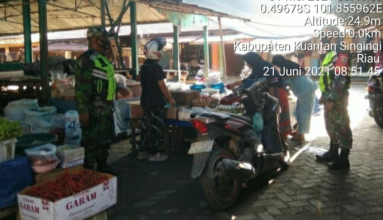 Babinsa Koramil 06/Cerenti Edukasi Disiplin Protokol Kesehatan Kepada Warga  di Desa Kampung Baru