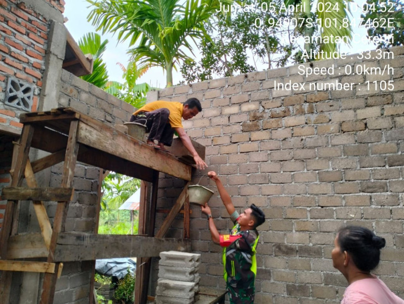 Babinsa Koramil 06/Cerenti  Kodim  0302/Inhu Membuat Batako Bersama Warga Desa Kampung Baru Timur