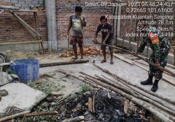 Babinsa Koramil 06/Cerenti  Kodim 0302/ Inhu Gotong Royong Membuat Coran Teras di Pasar Inuman 