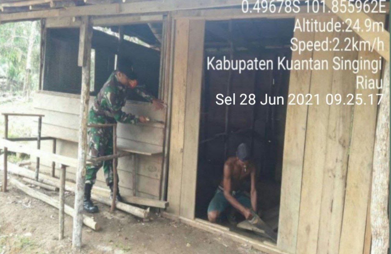 Babinsa Koramil 06/Cerenti Kodim 0302/Inhu Bersama Masyarakat Gotong Royong di Sikakak