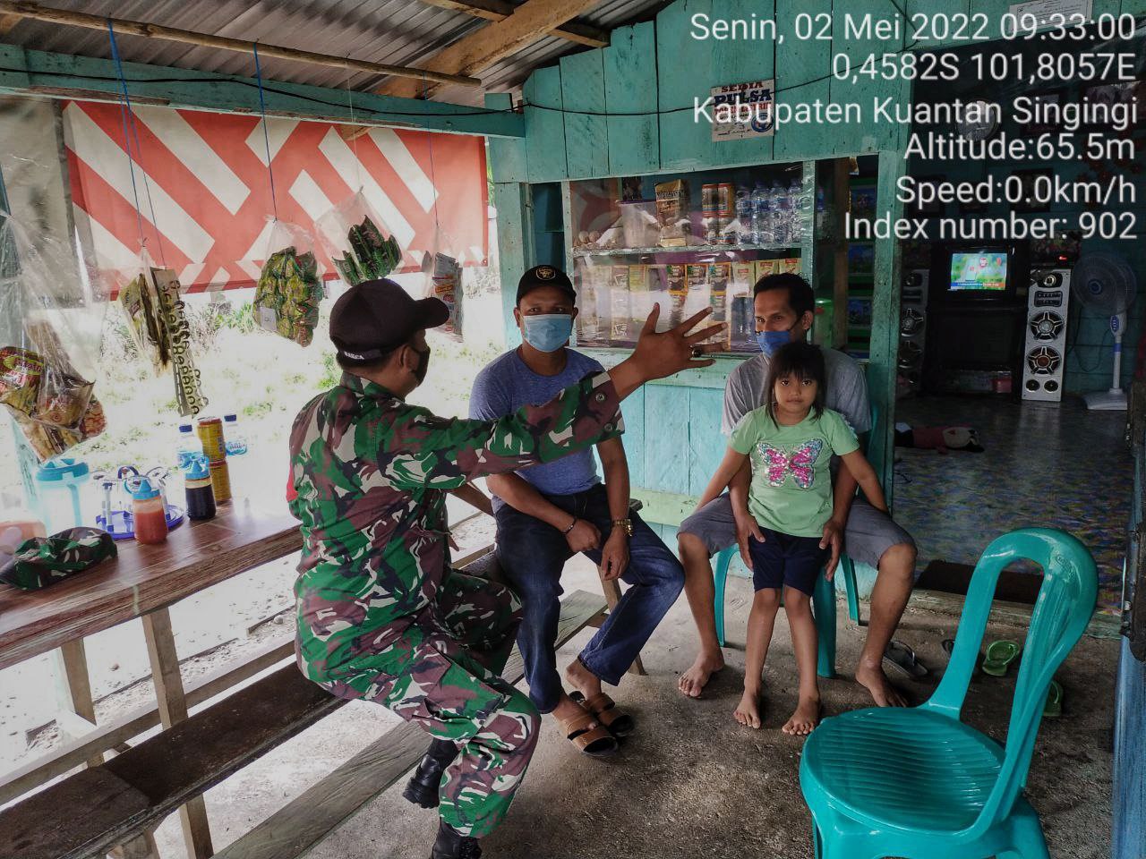 Hari Raya Idul Fitri, Babinsa Koramil 06/Cerenti Kodim 0302/Inhu Melaksanakan Komsos Dengan Masyarakat Binaannya