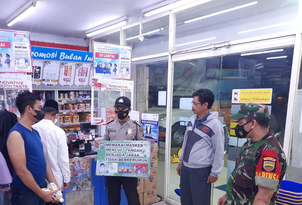 Sambangi Perbankan dan Swalayan, Personil Polsek Bandar Sei Kijang Gelar Operasi Yustisi