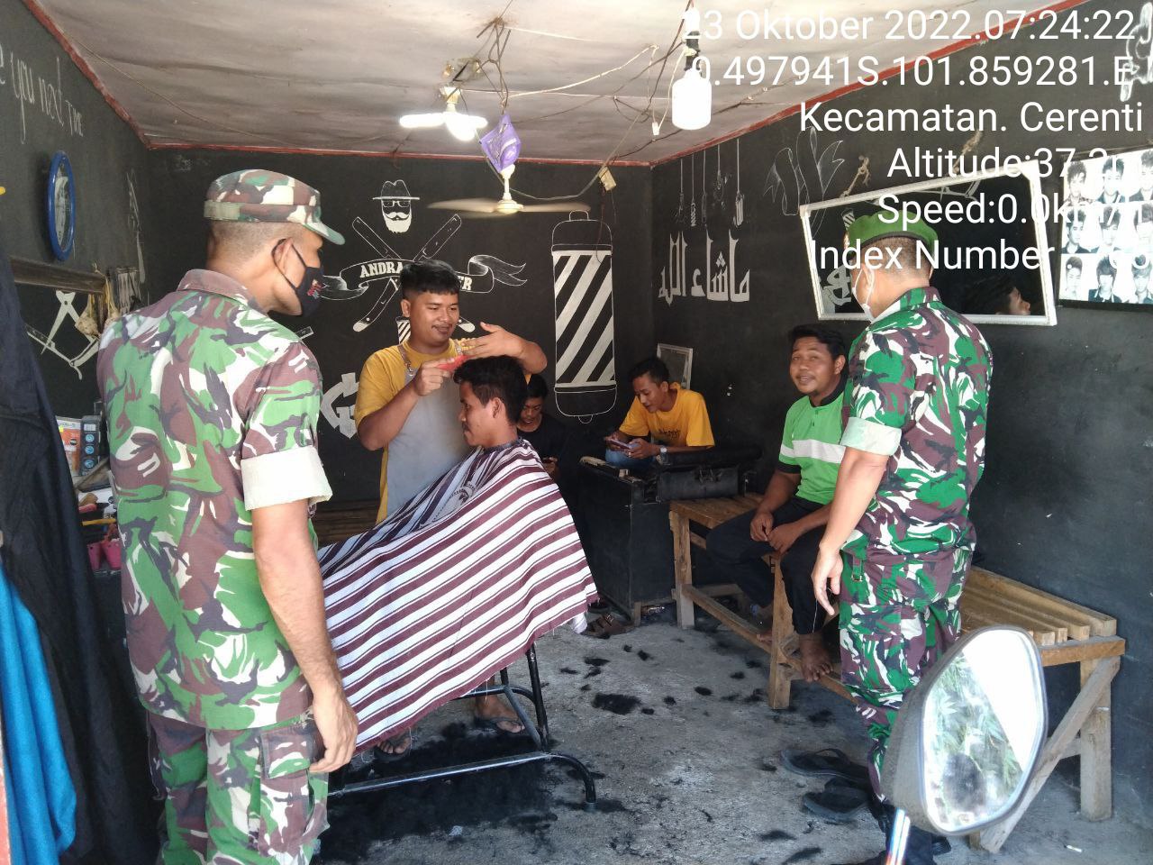 Babinsa Koramil 06/Cerenti Kodim 0302/Inhu Berikan Sosialisasi Serta Himbauan Kepada Warga Agar Patuhi Prokes Covid-19 di Tempat Pangkas Rambut Desa Kampung Baru 