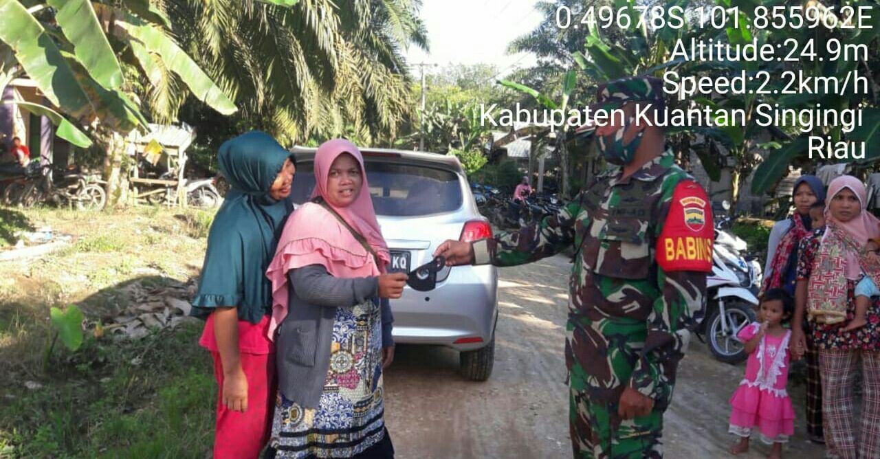 Babinsa Koramil 06/cerenti Kodim 0302/Inhu bagikan Masker Cegah Penyebaran Covid-19