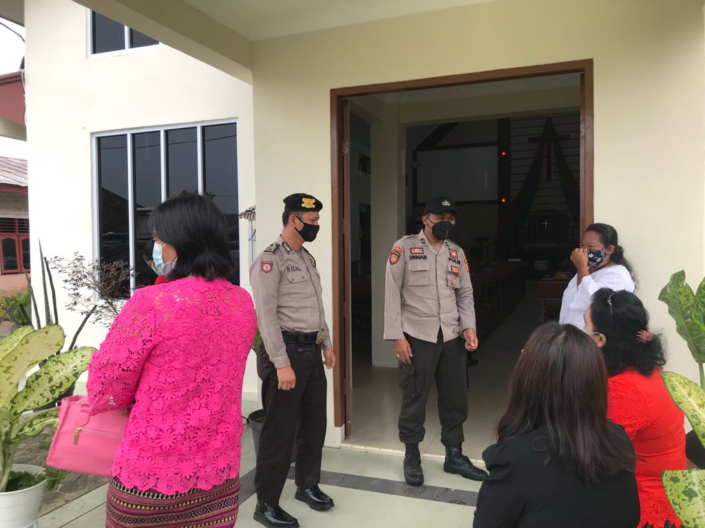 Antisipasi Gangguan Kamtibmas, Polsek Pangkalan Kerinci Patroli Beberapa Gereja