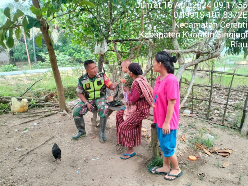 Jalin Tali Silaturahmi Babinsa Koramil 06/Cerenti Kodim 0302/Inhu Komsos Bersama Ibu - Ibu Di Kampung Pancasila Desa Tanjung Medan Kecamatan Cerenti 