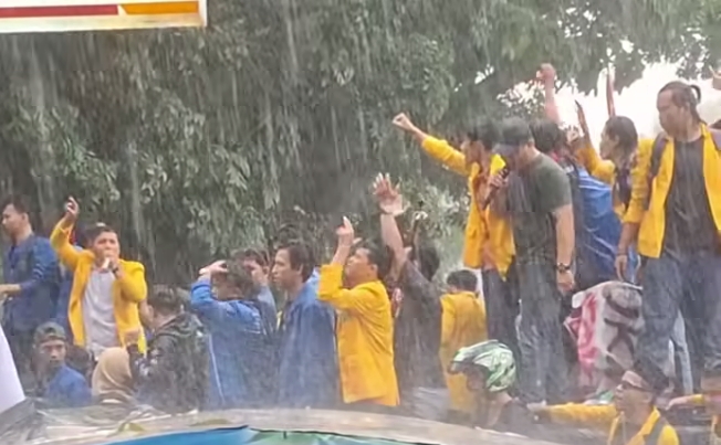 Hujan-hujanan, Aksi Mahasiswa Tolak Revisi UU Pilkada di Riau Sempat Ricuh