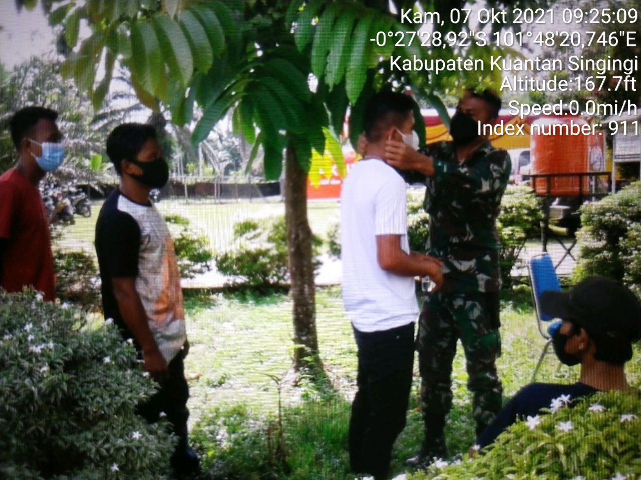 Babinsa Koramil 06/Cerenti Kodim 0302/ Inhu Bagikan Masker Kepada Warga di Sigaruntang