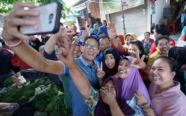 Selalu Bergaya Milenial dan Blusukan, Sandiaga Uno Contek Gaya Jokowi?