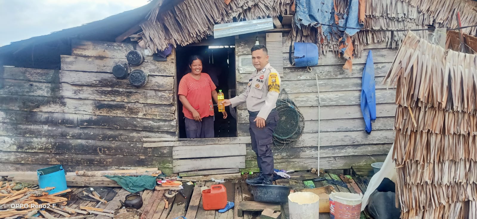 Polsek Bengkalis Berikan Bantuan Minyak Goreng kepada Warga Kelemantan Barat