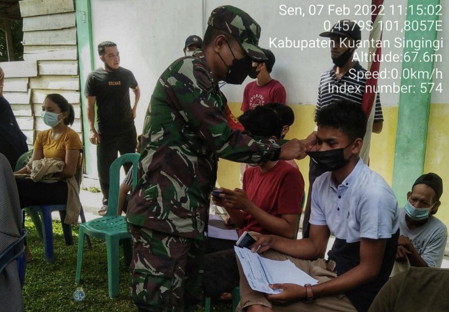 Babinsa Koramil 06/Cerenti Kodim 0302/Inhu Berikan Himbauan, Ajak Warga Untuk Jangan Kendor Untuk Pakai Masker di Ketaping Jaya Kecamatan Inuman