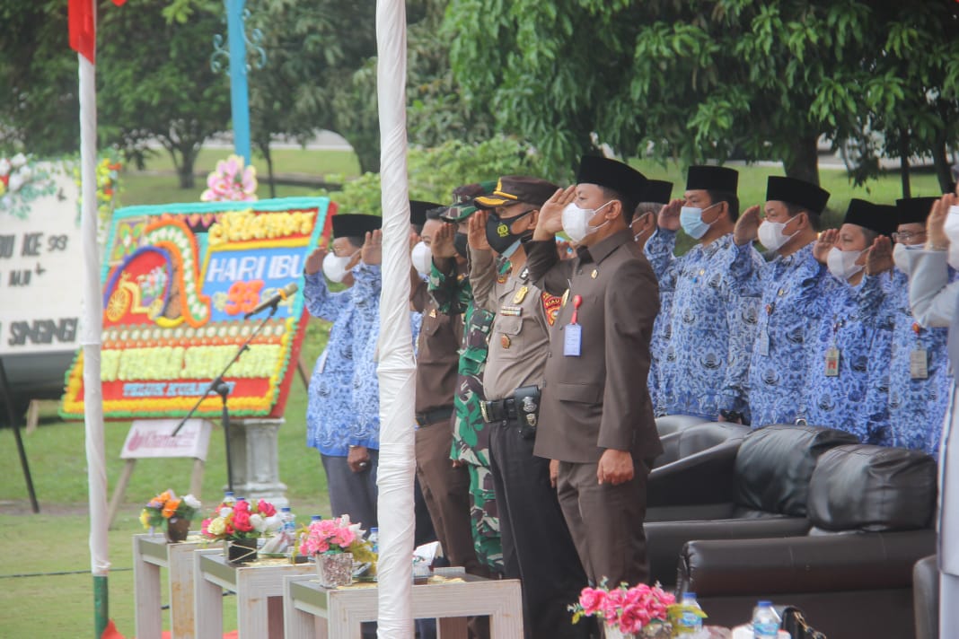 Kapolres di Wakili Kabag SDM Ikuti Upacara di Lapangan Pemda Kuansing AKBP Yanuardi,SH MH : Mari kita Berbakti Kepada Kedua Orang Tua