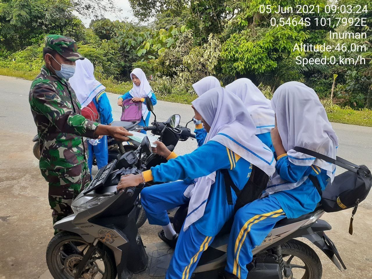 Babinsa Koramil 06/Cerenti Kodim 0302/Inhu Berbagi Masker Dalam Upaya Memutus Mata Rantai Covid-19