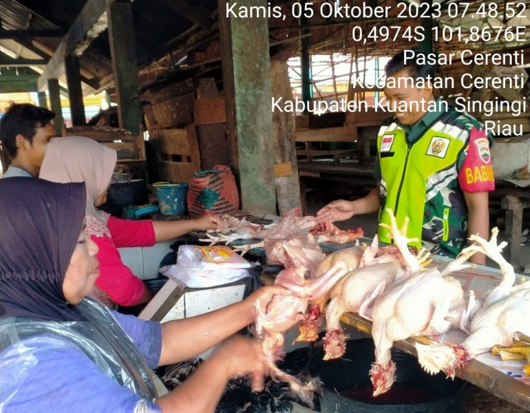 Babinsa Koramil 06/Cerenti Kodim 0302/Inhu,Kopda Muhamad Soleh Pantau Perkembangan Harga Kebutuhan Pokok Di Wilayah Teritorialnya