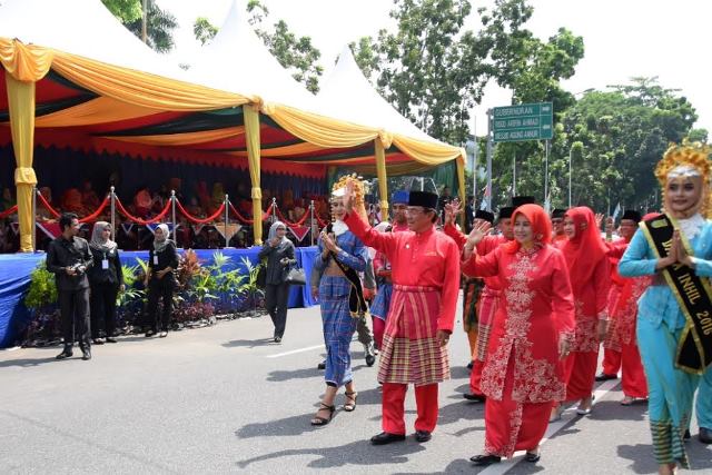 Bupati Wardan Pimpin Langsung Kafilah Inhil di Pawai Taaruf MTQ Riau