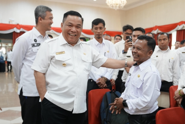 Rahmad Asri, Penyandang Disabilitas Terima SK PPPK Dari Pj Gubri