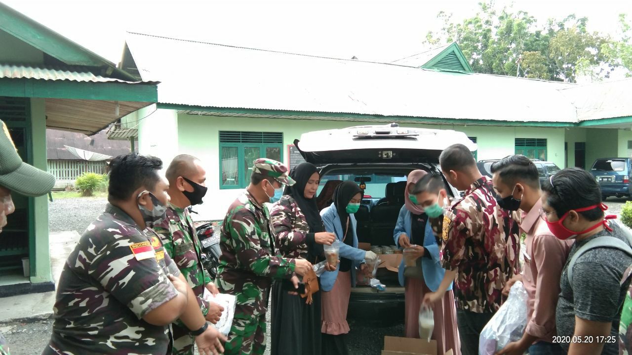 Bersama FKPPI, TNI dan Mahasiswa UNRI Bagikan Masker dan Takjil pada Pengguna Jalan