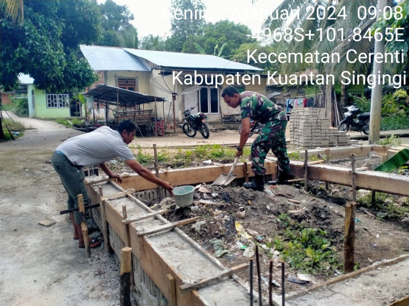 Babinsa Koramil 06/Cerenti Kodim 0302/Inhu Kopda Muhamad Soleh Senantiasa Membantu Warga  Terlihat Dengan Bergotong Royong