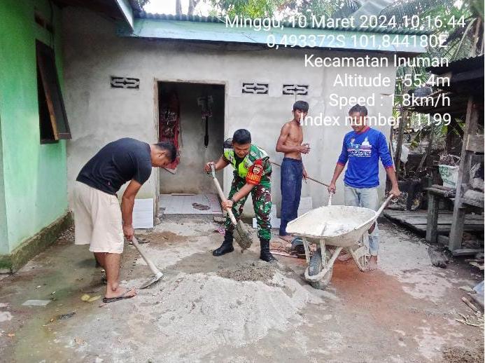 Anggota  Babinsa Koramil 06/Cerenti Kodim 0302/Inhu Gotong Royong  Membuat Rumah Warga 