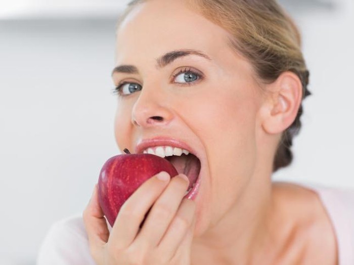 Lebih Baik Mana, Makan Apel dengan Kulitnya atau Dikupas?