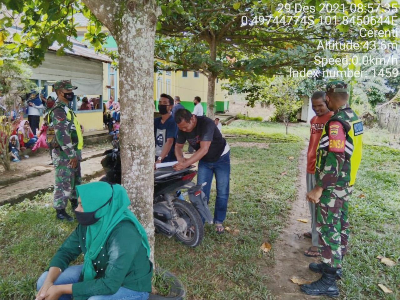 Babinsa Koramil 06/Cerenti Dim 0302/Inhu Berikan Sosialisasi Serta Himbauan Kepada Warga Agar Patuhi Prokes Covid-19 di Pulau Bayur