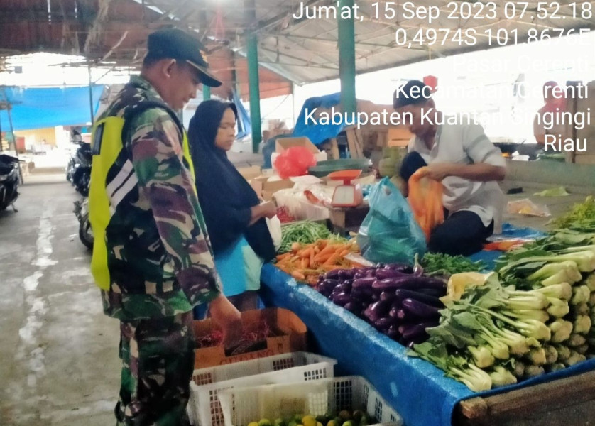 Babinsa Koramil 06/Cerenti Kodim 0302/Inhu Pantau Perkembangan Harga Kebutuhan Sembako