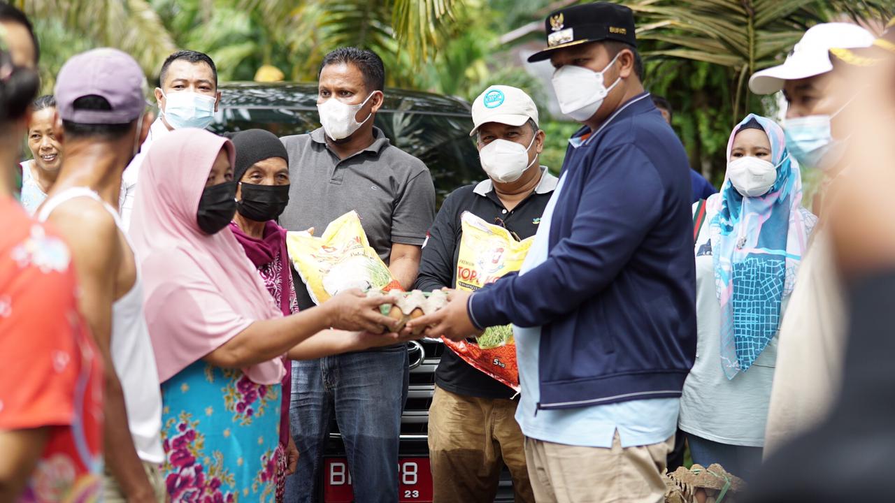 Tahu Warganya Kebanjiran  Bupati Kuansing Langsung Antarkan Bantuan