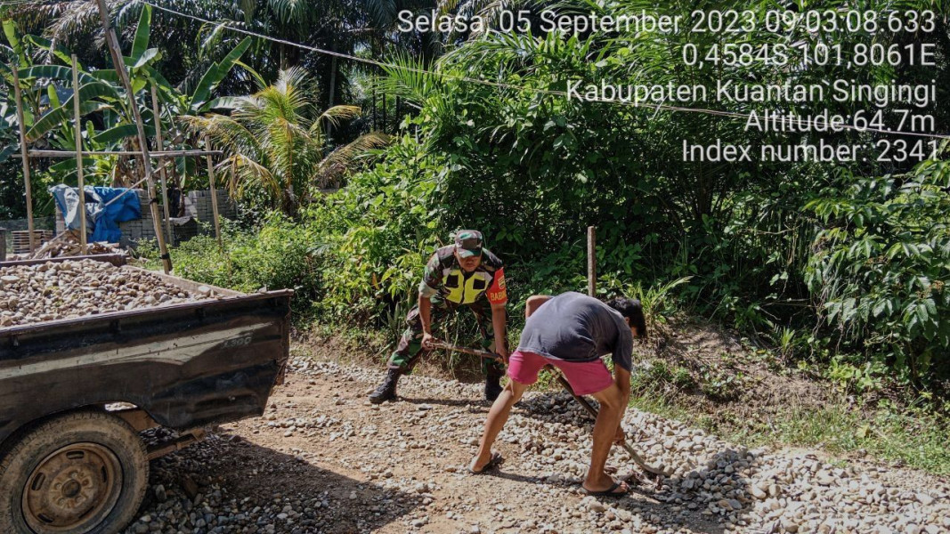 Babinsa Koramil 06/Cerenti Kodim 0302/Inhu Sertu Heriyus Saputera Bergotong Royong Dengan Masyarakat