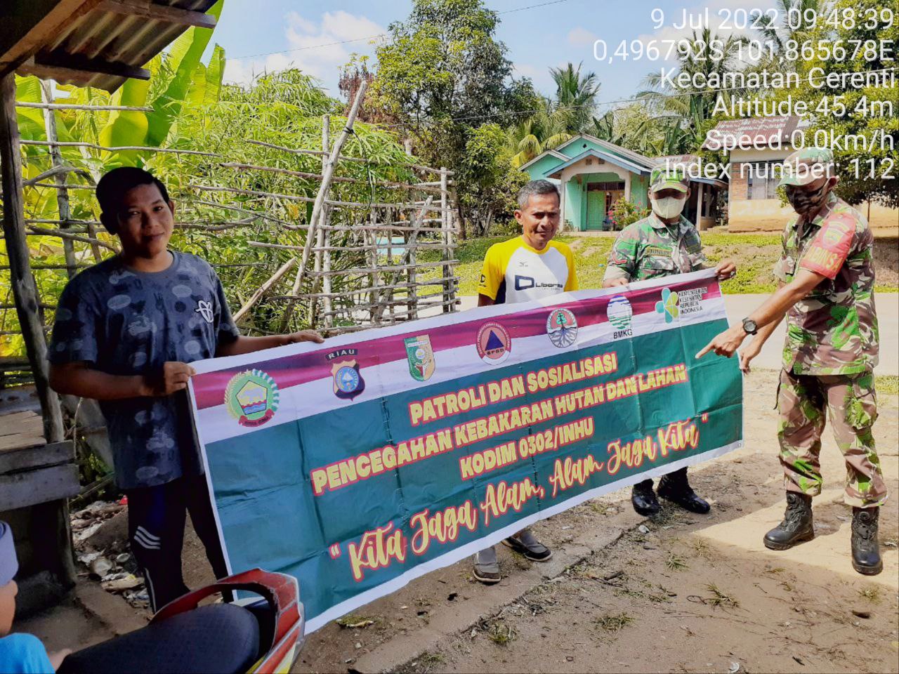 Di Desa Kampung Baru Babinsa Koramil 06/Cerenti Kodim 0302/Inhu Laksanakan Patroli Untuk Cegah Kebakaran Hutan Dan Lahan