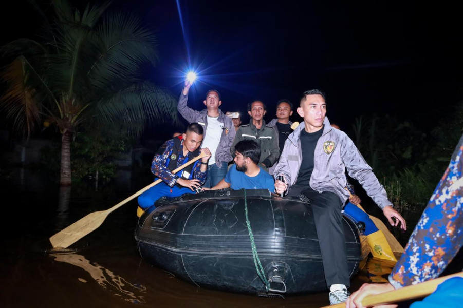 Patroli Dini Hari, Polda Riau Jamin Keamanan Korban Banjir di Rumbai