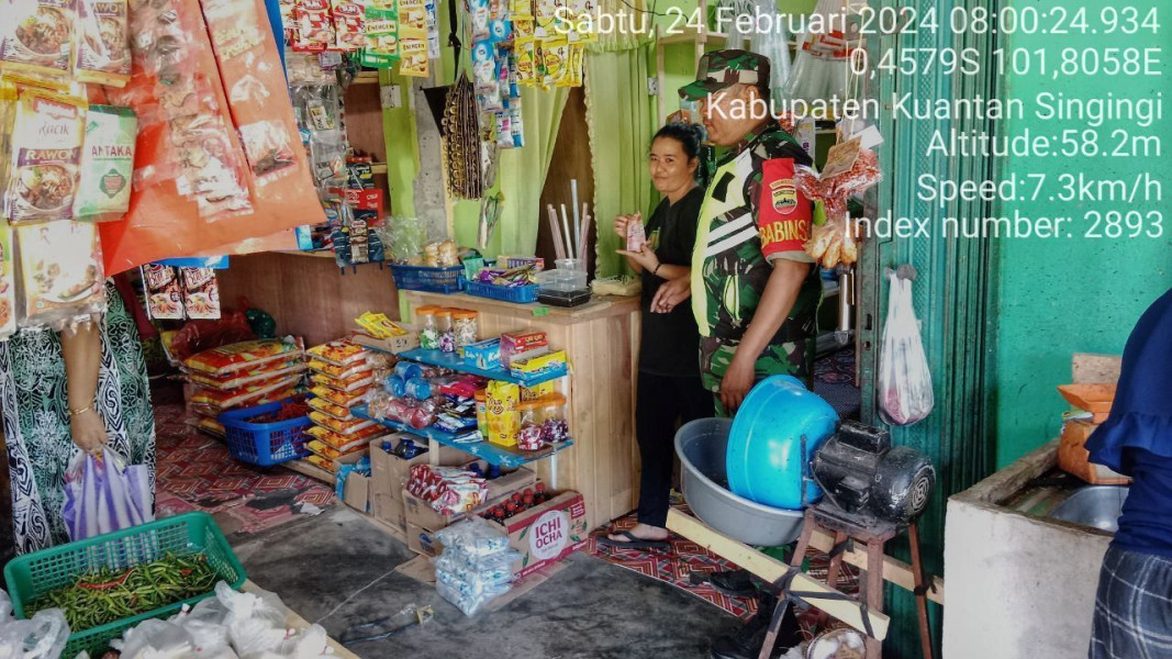 Di Pasar Inuman Babinsa Koramil 06/Cerenti  Kodim 0302/Inhu Pantau Perkembangan Harga Kebutuhan Pokok 